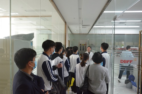 1651031587147322.jpg 12月1日張勇主任為參觀團(tuán)講解實(shí)驗(yàn)室工作.JPG